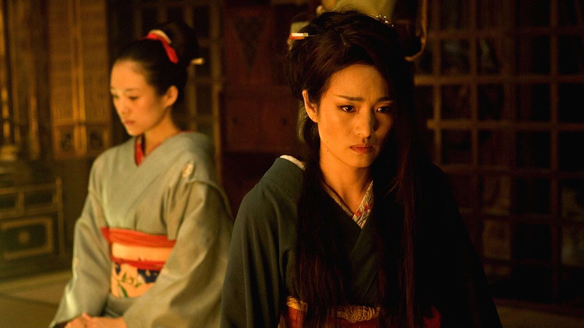Kadr z filmu Wyznania Gejszy Artykuł o konflikcie między Mineko Iwasaki a Arthurem Goldenem - starcie książek: "Memoirs of Geisha" oraz "Geisha, a Life"). Jaka jest prawda o japońskich gejszach?
