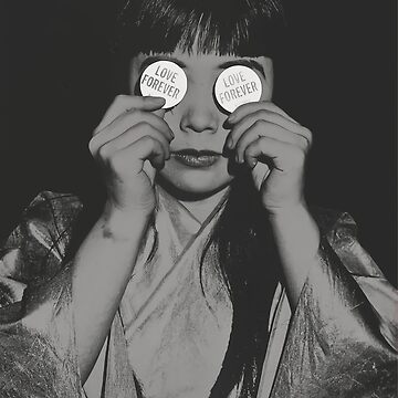 Yayoi Kusama w latach 60-tych. Artykuł o japońskiej artystce współczesnej Yayoi Kusama, która swoją sztuką zmaga się z chorobą psychiczną. Sztuka polka dot w japońskiej ekspresji.