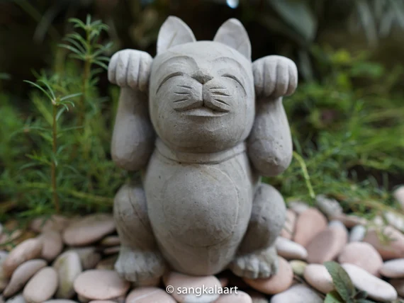 Maneki-neko z dwie łapkami w górze - trochę niejapońskie Esej o Maneki-Neko - czym jest, jakie są legendy z nim związane i jakie znaczenie od czasów Edo po współczesną Japonię.