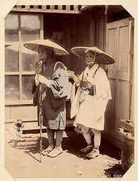 Wędrowni mnisi z japońskich gór Kōya — święty, szalony, oszust czy yōkai? Kim byli Kōya Hijiri – wędrowni mnisi z gór Kōya? Od świętych kaznodziejów po ludowe upiory Yadōkai, ich historia splata sacrum i grozę.