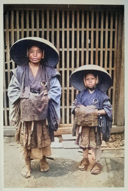 Wędrowni mnisi z japońskich gór Kōya — święty, szalony, oszust czy yōkai? Kim byli Kōya Hijiri – wędrowni mnisi z gór Kōya? Od świętych kaznodziejów po ludowe upiory Yadōkai, ich historia splata sacrum i grozę.