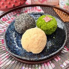 Słodkie mochi w Shunbun no hi Święto równonocy wiosennej po japońsku - shunbun no hi 21 marca.