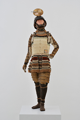 Nie wiem, kim i po co jestem – więc założyłem samurajską zbroję i scrolluję. Ironiczne współczucie w sztuce Tetsuyi Noguchiego Tetsuya Noguchi i samuraj ze smartfonem – ironiczna, poruszająca sztuka o tożsamości, nostalgii i współczesnym świecie bez zasad.