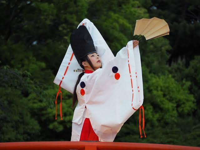 Abe no Seimei. Ile twarzy może mieć jeden człowiek? Artykuł o onmyodo - japońskiej sztuce magicznej z okresu Heian - oraz o jej czarnoksiężniku - onmyoji Abe no Seimei
