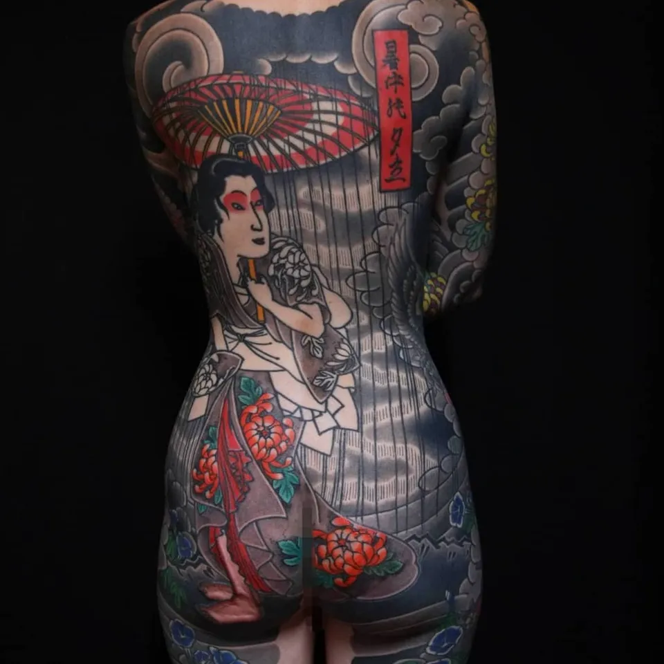 Irezumi z geishą - yakuza, Japonia. Irezumi - tatuaże yakuzy. Czym są, jaka jest ich historia i co je łączy z japońską sztuką ukiyo-e?