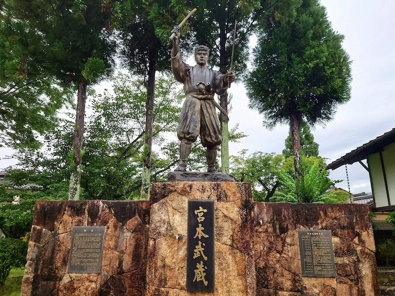 Miyamoto Musashi w rodzinnym mieście - pomnik Esej o Dokkodo Miyamoto Musashiego i jakich praktycznych wskazówek w życiu możemy się nauczyć od tego japońskiego "stoicyzmu".