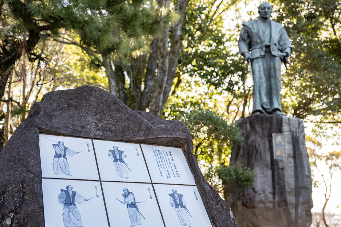 Miyamoto Musashi stary - pomnik Esej o Dokkodo Miyamoto Musashiego i jakich praktycznych wskazówek w życiu możemy się nauczyć od tego japońskiego "stoicyzmu".