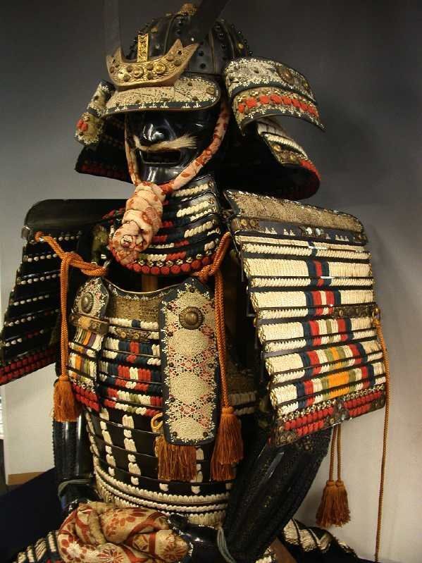 Zbroja samurajska z muzeum Esej o samurajskim uzbrojeniu - maski ochronne na twarz, czyli men yoroi, czy menpo - ich budowa, symbolika i historia.