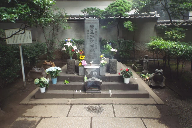 Grób Taira no Masakado w Otemachi, Tokyo, Japonia. Pradawny wojownik, fałszywy cesarz, mściwy demon onryo - Dlaczego grób Taira no Masakado stoi w samym centrum Tokyo?