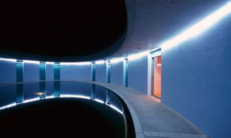 Architektura jako współczesna sztuka na japońskiej wyspie Naoshima. Artykuł o japońskiej wyspie sztuki Naoshima, na której można podziwiać japońską sztukę współczesną, Yayoi Kusama, Tadao Ando i innych. Muzeum Benesse Corporation na Naoshimie.