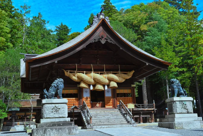 Suwa Taisho - witynia shinto w Nagono, Japonia Japoński festiwal Onbashira matsuri - ryzykując życiem i zdrowiem w festiwalu dziekiej odwagi i brawury w Suwa, Nagano.