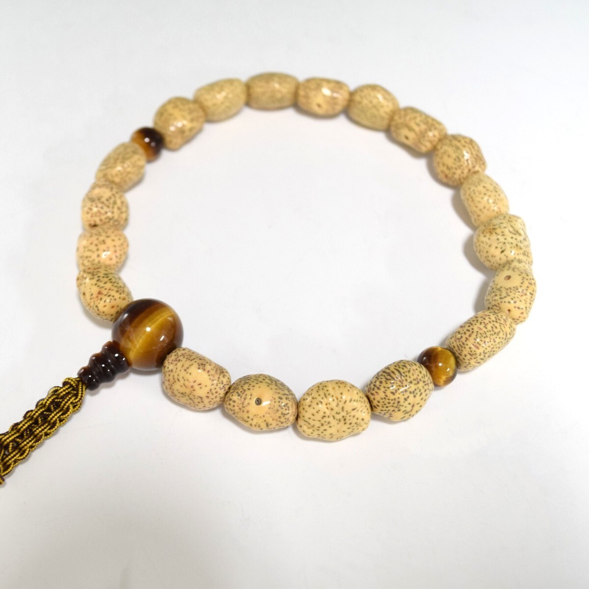 Nenju - buddyjski "różaniec" Esej o zbrojnym buddyzmie w Japonii okresu shogunatu w Kamakurze.