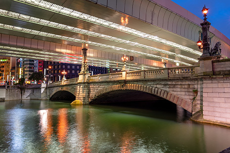 Nihon bashi - most w Tokyo Artykuł odpowiadający na pytanie czemu Japonia to Japan, a nie Nihon czy Nippon w wuropejskich językach - czyli historia nazewnictwa Kraju Wschodzącego Słońca.