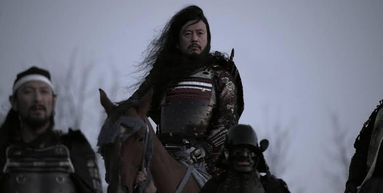 Zanim Iga stała się legendą shinobi. Życie i zasady w wiosce najemników epoki Sengoku Mgła nad kotliną Iga, wiosna 1561. Jeden dzień we wsi wynajmującej ludzi do nocnych napadów: 650 warowni, spisany kodeks i przysięga wypijana razem z popiołem.