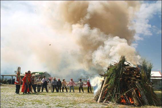 Kodowanie wiatru - techniki tajnej komunikacji szkół ninja w czasie wojen Sengoku Esej o technikach kodowanej komunikacji między oddziałami shinobi na przestrzeni historii Muromachi i Edo Japonii.