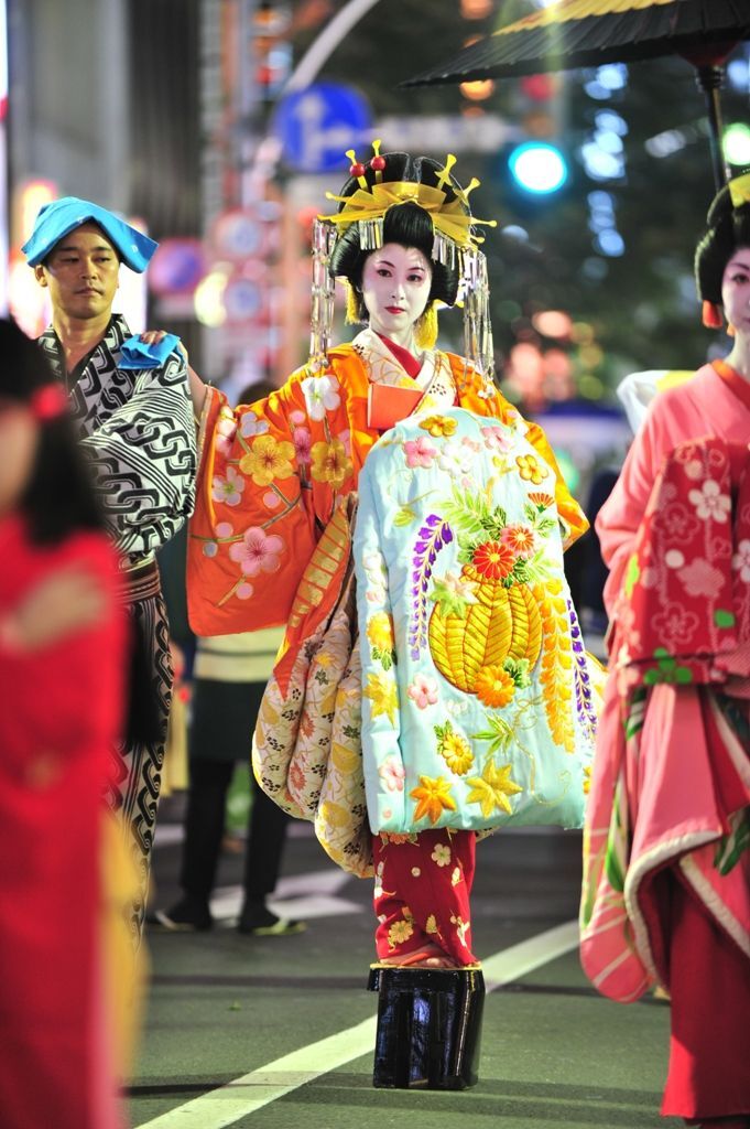 Oiran w tradycyjnych sandałach na koturnach. Esej o roli oiran w kulturze Japonii shogunatu Tokugawa (Edo) i róznice z profesją gejsz.
