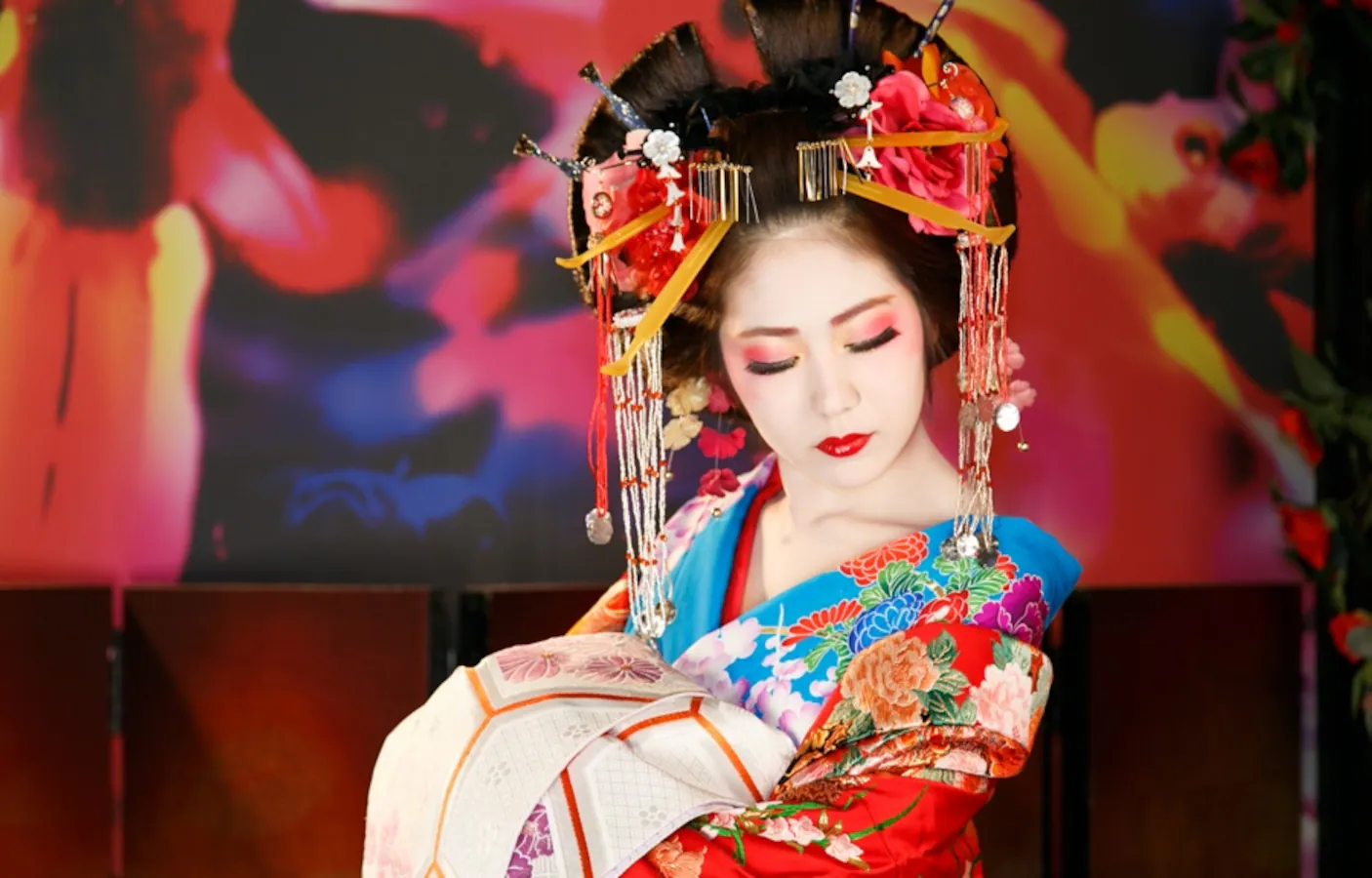 Oiran - elitarna kurtyzana Japonii Edo. Esej o roli oiran w kulturze Japonii shogunatu Tokugawa (Edo) i róznice z profesją gejsz.