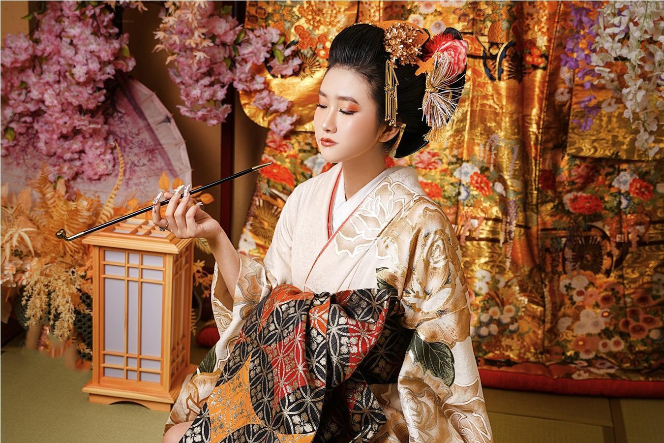 Oiran - japońska kultura Esej o roli oiran w kulturze Japonii shogunatu Tokugawa (Edo) i róznice z profesją gejsz.