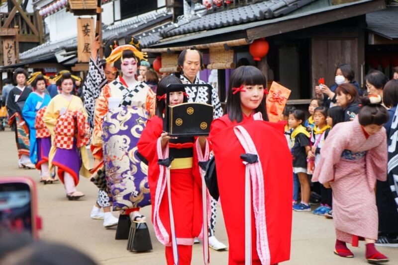 Pochód oiran dochu - Japonia. Esej o roli oiran w kulturze Japonii shogunatu Tokugawa (Edo) i róznice z profesją gejsz.