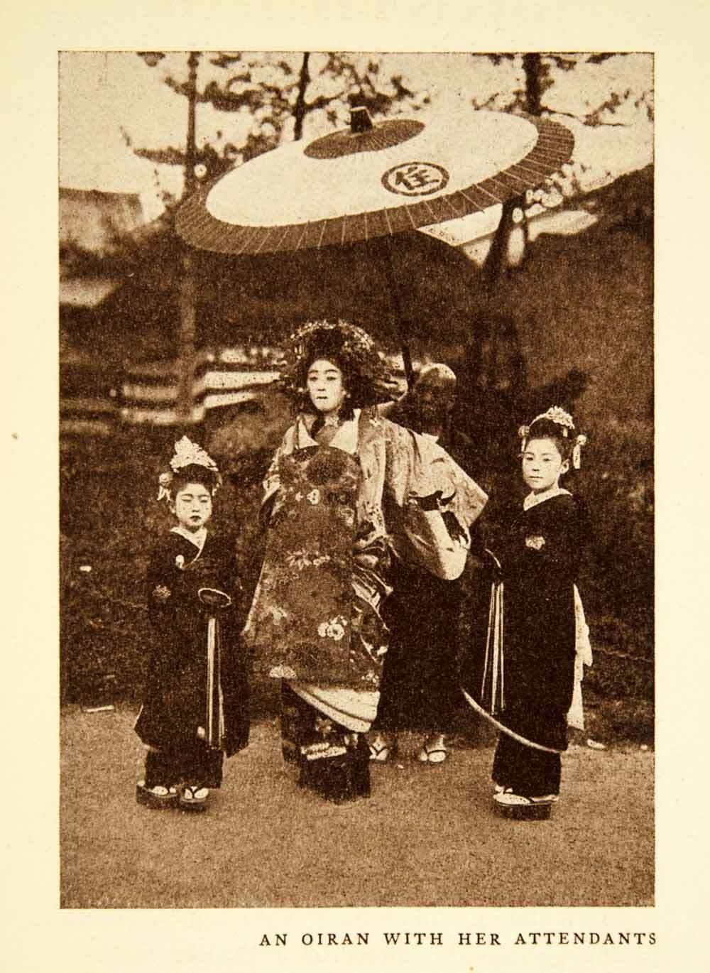 Oiran w pomocnicami, Yoshiwara Artykuł o losie kobiet w Yoshiwarze i ich upamiętnieniu w Jokanji - świątyni wyrzuconych, Tokyo, Arakawa.