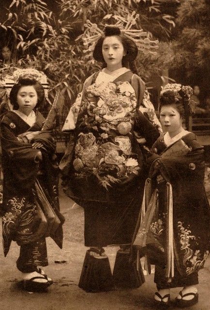 Oiran - dawne zdjęcie. Esej o roli oiran w kulturze Japonii shogunatu Tokugawa (Edo) i róznice z profesją gejsz.