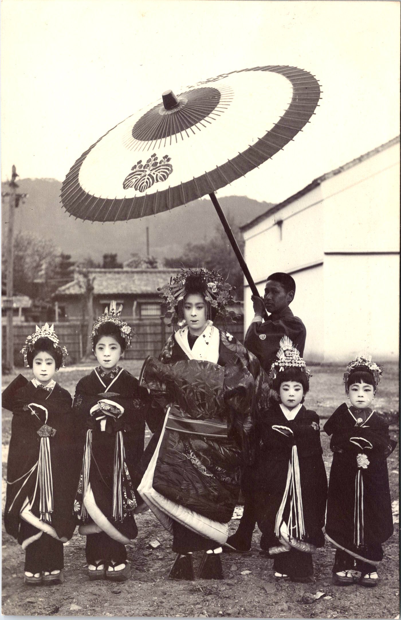 Opowieść młodej Takao z Yoshiwary – bezduszna historia pod powierzchnią pięknej legendy Takao II, słynna tayū z Yoshiwary. Demistyfikacja legendy o miłości i tragedii. Rzeczywistość niewolnej pracy, długu i przemocy w Edo.