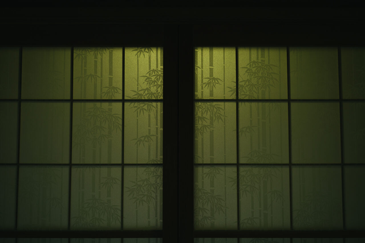 „Pochwała cienia” Tanizakiego – dotknijmy japońskiego piękna półmroku, tak odmiennego od zachodniej estetyki światła Jak Japończycy widzą piękno półmroku? Tanizaki w „Pochwale cienia” pokazuje różnicę między estetyką Japonii a zachodnią obsesją światła.