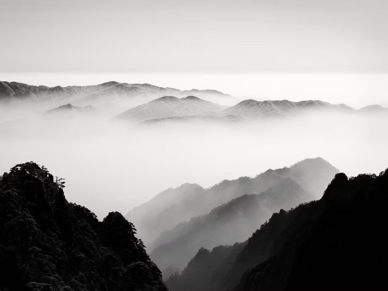 Gdy coś już znikło, ale jeszcze nie przystało istnieć. Yūgen – japońska estetyka zawieszenia. Yūgen – japońska estetyka półcienia i tajemnicy. O ukrytym pięknie, które istnieje między znikaniem a trwaniem, w sztuce, literaturze i codzienności.