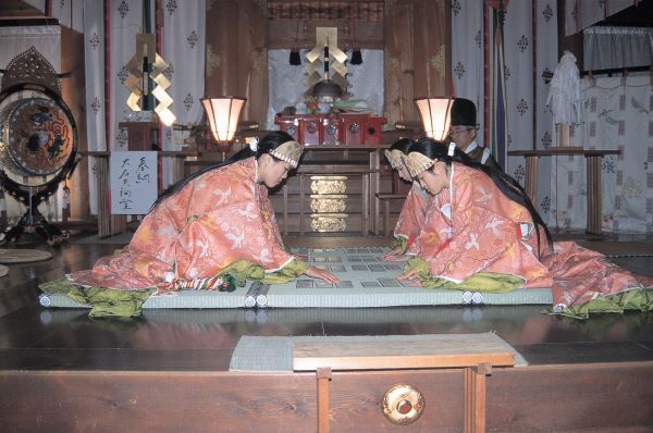 Karuta: When Medieval Poetry Becomes a 21st-Century Japanese Sport Karuta, the Japanese game based on the Hyakunin Isshu anthology, weaves medieval poetry together with the thrill of 21st-century sport. From imperial chambers and woodblock printing techniques to high school clubs, anime, and mobile apps — it is the story of a tradition that still lives on.