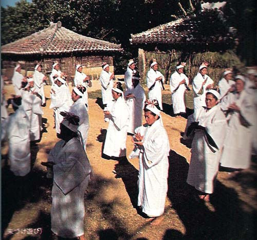 Onarigami - świętość kobiety w kulturze Ryukyu (Okinawa) Esej o królestwie Ryukyu (dzisiejsza Okinawa w Japonii) - kolebce karate, kosmopolityzmu azjatyckiego i handlu morskiego Azji.