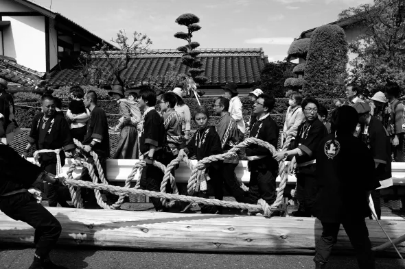 Dawne zdjęcie festiwalu Onbashira Japoński festiwal Onbashira matsuri - ryzykując życiem i zdrowiem w festiwalu dziekiej odwagi i brawury w Suwa, Nagano.