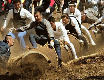 Ryzyko i frajda na matsuri Onbashira Japoński festiwal Onbashira matsuri - ryzykując życiem i zdrowiem w festiwalu dziekiej odwagi i brawury w Suwa, Nagano.