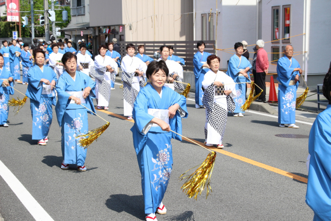 Festiwal Onbashira - taniec kobiet Japoński festiwal Onbashira matsuri - ryzykując życiem i zdrowiem w festiwalu dziekiej odwagi i brawury w Suwa, Nagano.