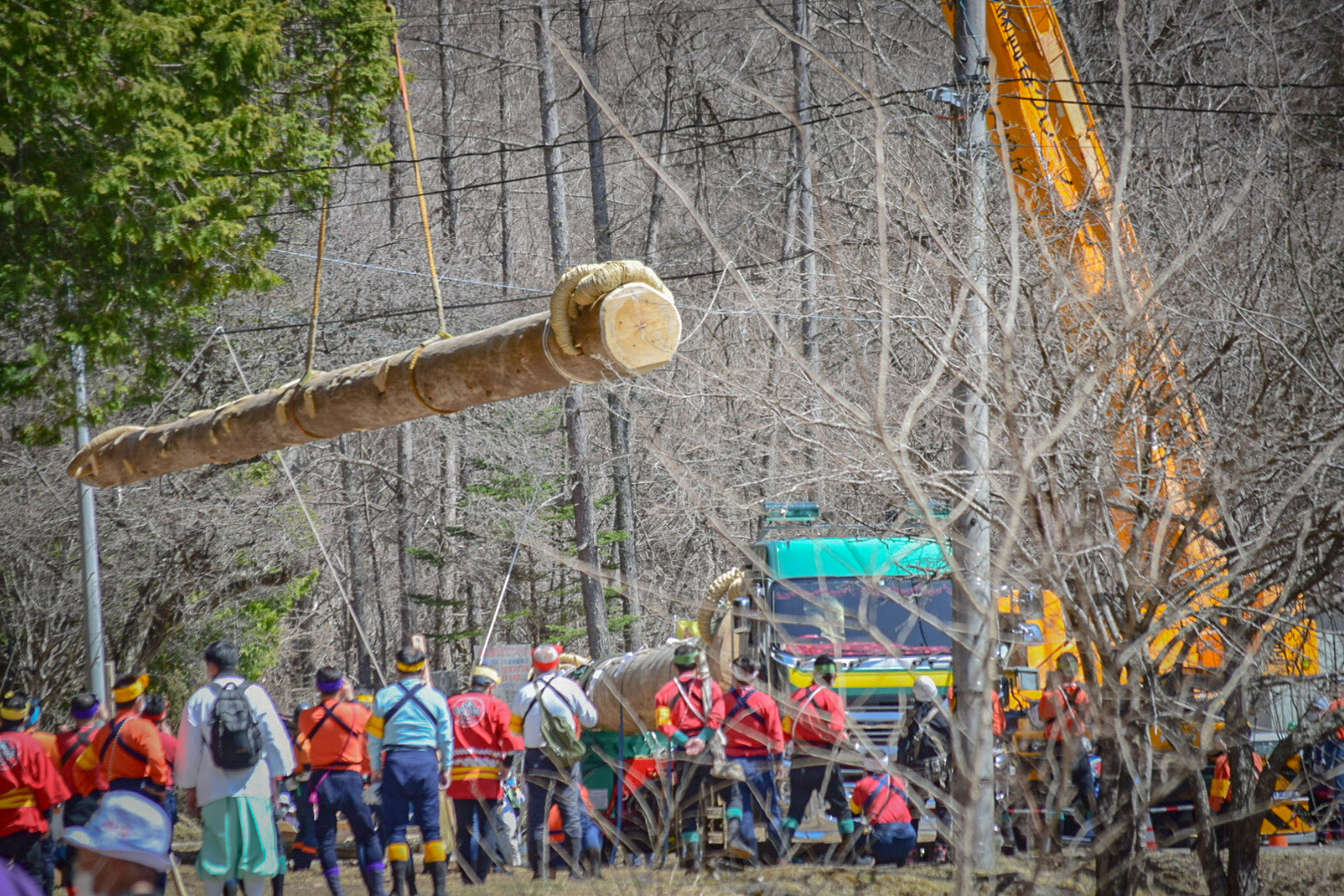 Yamadashi w festiwalu Onbashira Japoński festiwal Onbashira matsuri - ryzykując życiem i zdrowiem w festiwalu dziekiej odwagi i brawury w Suwa, Nagano.