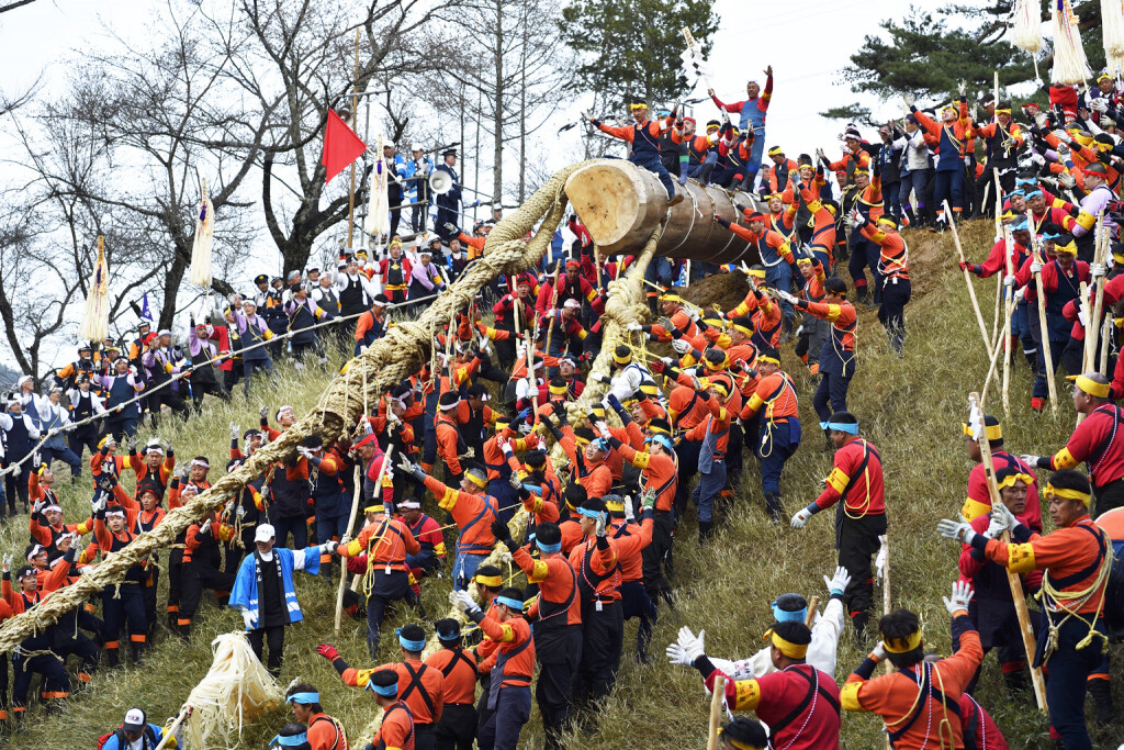 Festiwal Onbashira, Japonia Japoński festiwal Onbashira matsuri - ryzykując życiem i zdrowiem w festiwalu dziekiej odwagi i brawury w Suwa, Nagano.