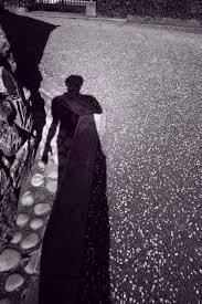 Enigmatyczne kanji 己 (onore) – kiedy „siebie” staje się sędzią. Samopoznanie, dyscyplina, pogarda. Kanji 己 (onore) jako japońskie „siebie”: forma znaku, etymologia, historia i mechanizmy refleksywności w języku. Esej o samopoznaniu, samodyscyplinie i pogardzie oraz o tym, jak język kształtuje relację z własnym „ja”.