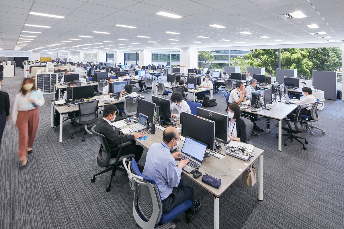 Nie po imieniu – jak Japończycy naprawdę mówią do siebie na co dzień Dlaczego w Japonii rzadko woła się ludzi po imieniu? Artykuł o nazwiskach, -san, sensei, firmowych tytułach i tym, jak język odsłania hierarchię relacji.