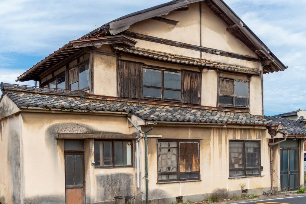 Akiya – 9 milionów pustych domów i rubryka kosztów, w której siedzi psychologia, nie ekonomia Sufit odchodzi płatami, a kuchnia stoi nietknięta od lat. Dziewięć milionów pustych domów w Japonii i powód, dla którego właściciele ich nie sprzedają. Akiya.