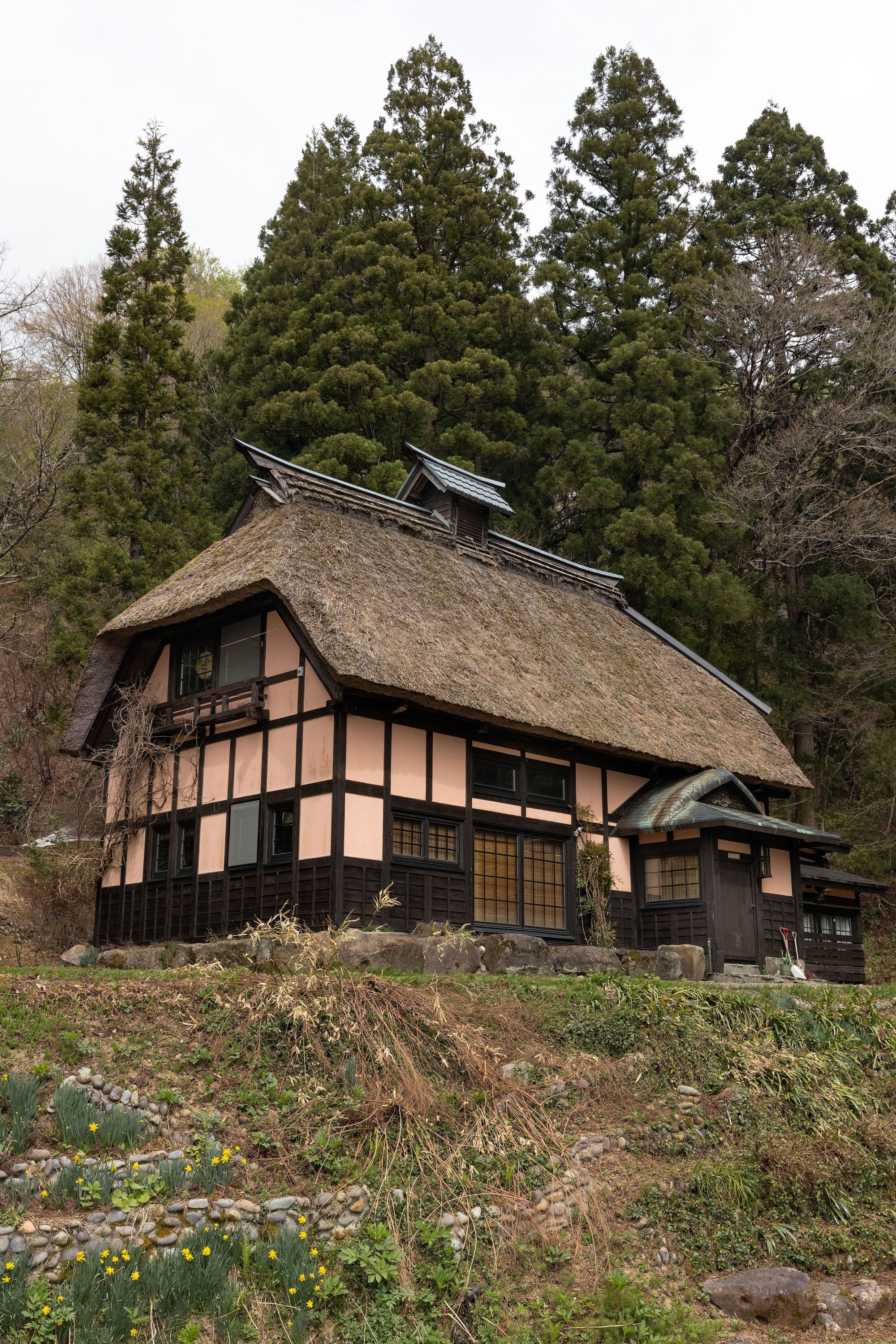 „Lis na niej przysiadł” – opętania kitsune-tsuki kobiet na japońskiej prowincji Kitsune-tsuki: od dawnych wsi po psychiatrie Meiji. Jak „lis” stawał się językiem niewypowiedzianego gniewu kobiet i narzędziem społecznego piętna.