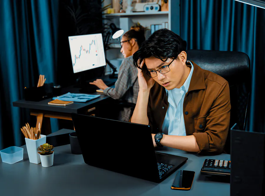 Idziemy na bōnenkai! – wśród Japończyków, w izakayi, pośród niepisanych reguł i rytuałów Firmowe bōnenkai (忘年会) to nie „zwykła impreza”, lecz rytuał domykania roku: izakaya, „kampai”, hierarchia przy stole i kontrolowany luz (無礼講). Scenki z życia, kanji i psychologia relacji w japońskiej pracy.