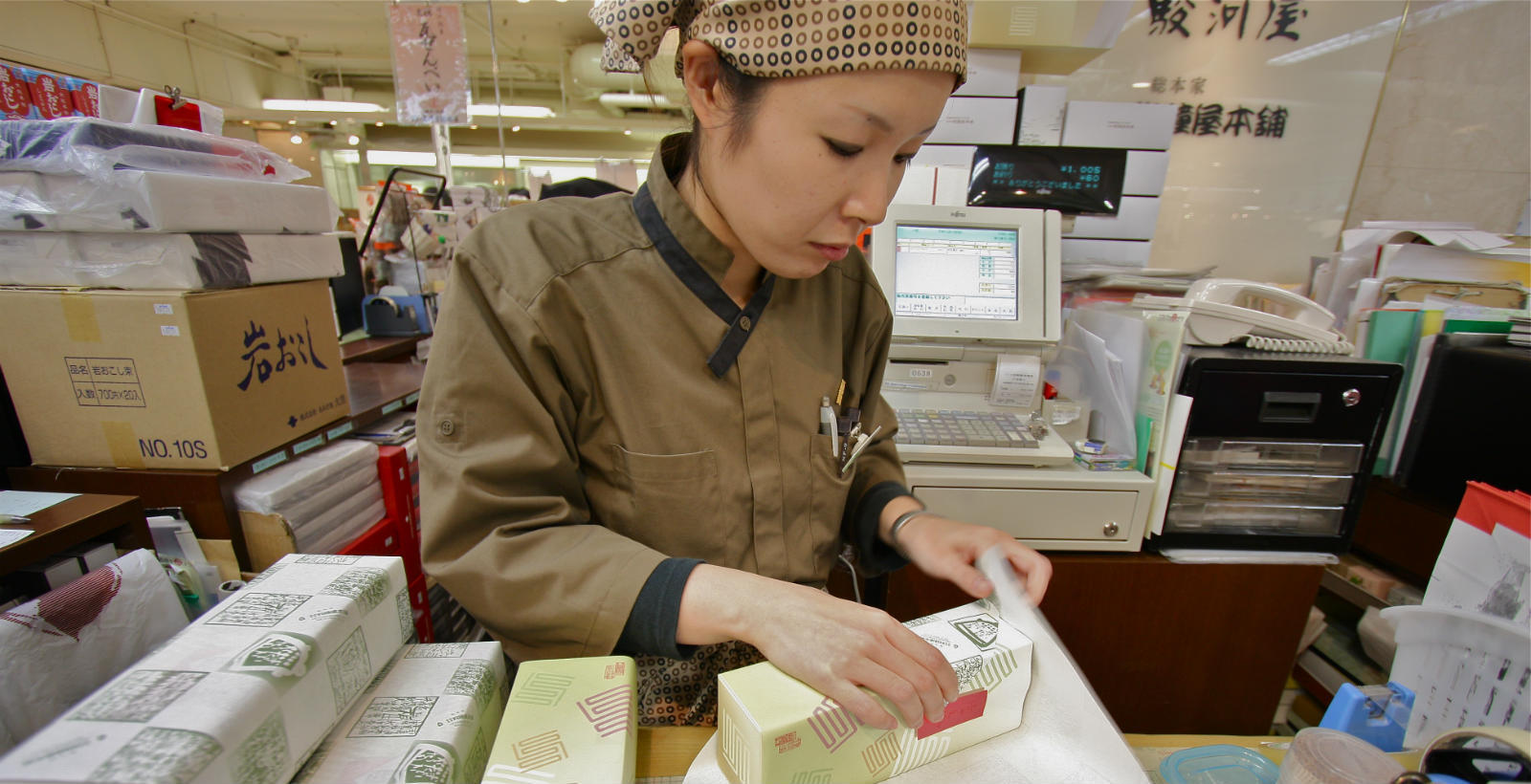 Oseibo – japoński rytuał wdzięczności i pamięci. Dlaczego uczeń pamięta o mistrzu przez całe życie? Esej o japońskiej praktyce drobnych prezentów z wdzięczności w połowie roku (ochugen) oraz na koniec roku (oseibo).