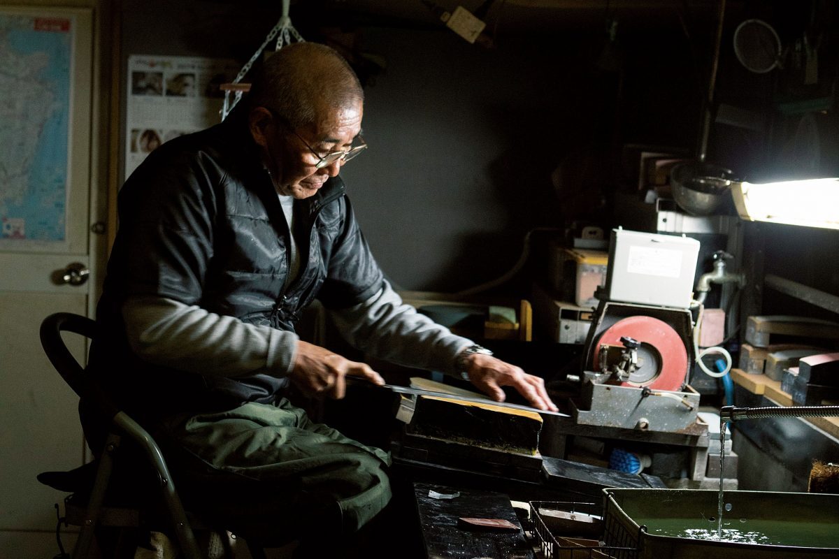 Wieczorne rozmyślania w barze. Yotsuya, Tokyo. Spokojne rozważania w małym barze w Yotsuya. Historia, dawne legendy, ciche ulice w deszczu i wspomnienia zapisane w tkance Tokyo.