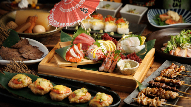 Idziemy na bōnenkai! – wśród Japończyków, w izakayi, pośród niepisanych reguł i rytuałów Firmowe bōnenkai (忘年会) to nie „zwykła impreza”, lecz rytuał domykania roku: izakaya, „kampai”, hierarchia przy stole i kontrolowany luz (無礼講). Scenki z życia, kanji i psychologia relacji w japońskiej pracy.