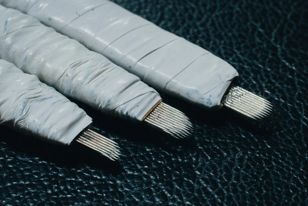 Działalność japońskich mistrzów tatuażu horishi – tam, gdzie wzrok shogunatu nie sięgał Japońscy horishi w epoce Edo – kim byli mistrzowie tatuażu pracujący nad łaźniami i w zaułkach Yoshiwary, jak działali poza wzrokiem shogunatu i czym różnił się ich kunszt od karnego irezumi.