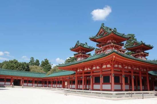 Weekendowy wypad z damami dworu Heian-kyō. Słuchamy kukułki z samą Sei Shōnagon. Heian-kyō, 998: Sei Shōnagon wraca z wyprawy bez jednego wersu. Wymówkę ma po ojcu poecie. Wóz obłożony kwiatami jak żywopłot, ulewa i kukułki drące się nad głową.