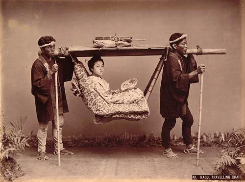 Dzień na stacji kontrolnej sekisho. Jak shōgunat rządził procedurą, nie mieczem Sekisho w Hakone: strażnicy, pieczęcie i przepustki, rewizje bagażu oraz reguła „入り鉄砲に出女”. Jak shōgunat Tokugawów kontrolował ruch ludzi, broń i „wyjeżdżające kobiety”.