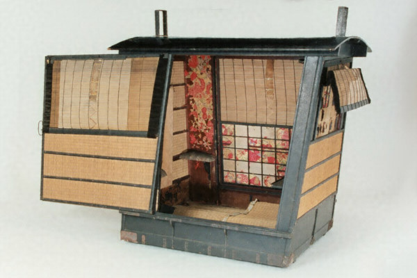 Dzień na stacji kontrolnej sekisho. Jak shōgunat rządził procedurą, nie mieczem Sekisho w Hakone: strażnicy, pieczęcie i przepustki, rewizje bagażu oraz reguła „入り鉄砲に出女”. Jak shōgunat Tokugawów kontrolował ruch ludzi, broń i „wyjeżdżające kobiety”.