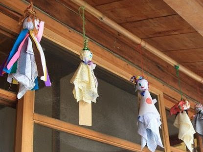 Teru Teru Bōzu – Take the Rain Away and Bring the Sun… or Snip! What is teru teru bōzu? Discover Japan’s weather charm, its dark legends, childhood rituals, and the quiet magic hidden in everyday life.