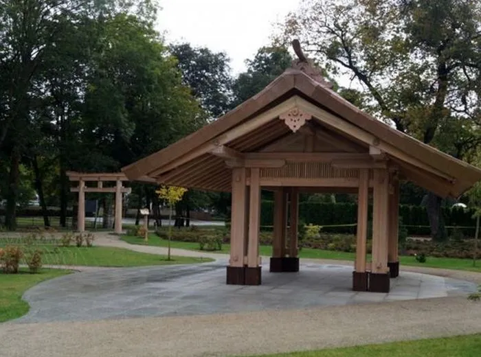 Ogród japoński karesansui w Parku Oliwskim w Gdańsku Esej o japońskich ogrodach karesansui i, jaką rolę pełnią w filozofii Zen i Mono no Aware