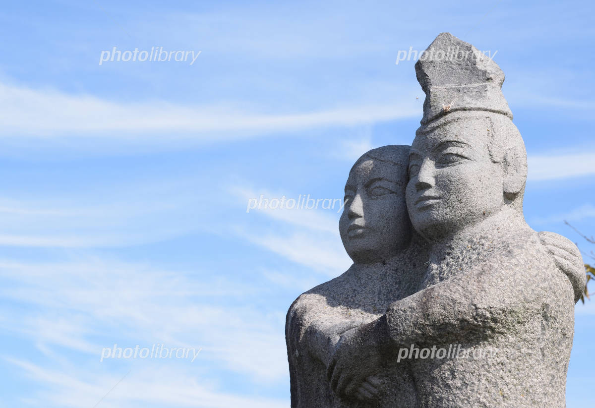 Walking Along a Country Road in Japan, You Encounter the Ancient Dōsojin Discover dōsojin – the stone deities of roads and boundaries in Japan. Their history, symbols, festivals, and presence in folk culture and anime.